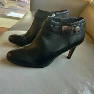 Vince Camuto Black Leather Ankle Booties Silver Buckle Stiletto Heels
Chelsa 7.5